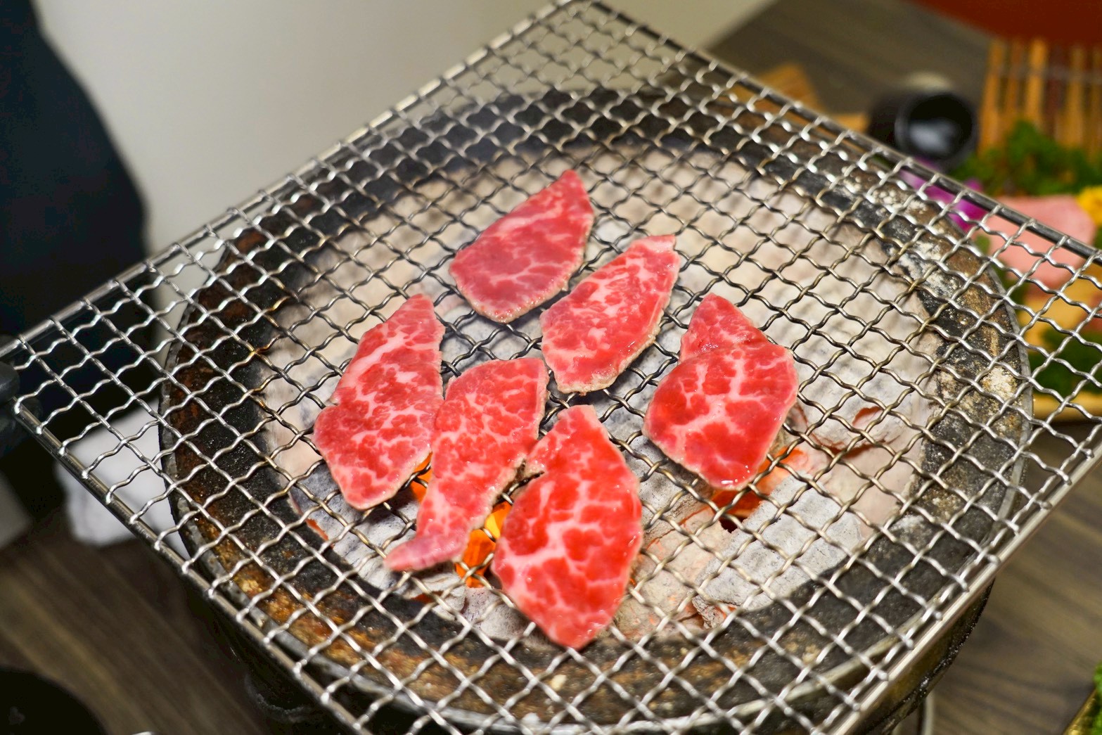 原木燒肉-東區頂級燒肉 30公分的和牛牛舌! 桌邊專人代烤 獨立包廂 聚餐首選 - 第21張圖