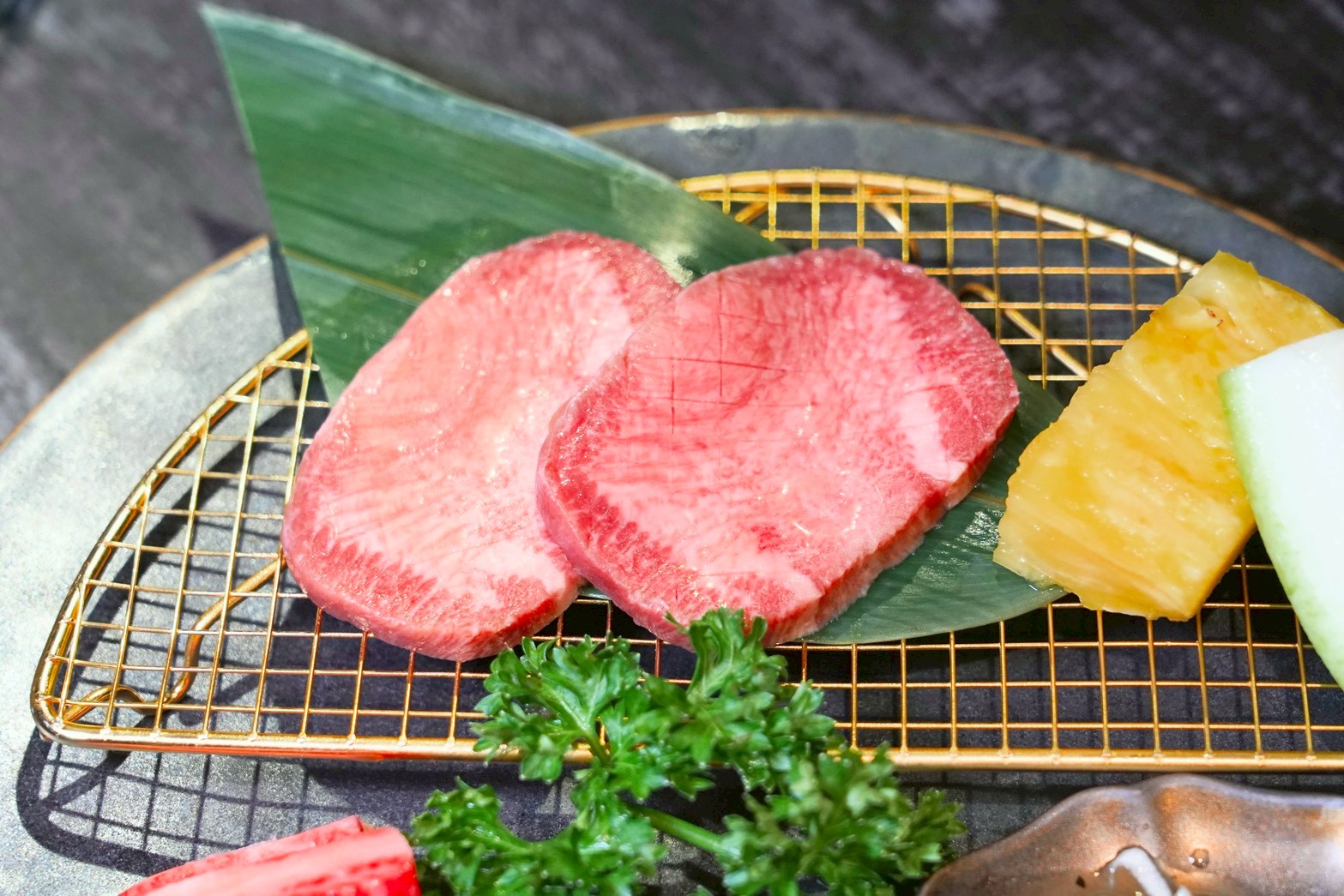 台北無菜單日式燒肉 肉品精緻又好吃！全程專人桌邊代烤 聚餐首選～