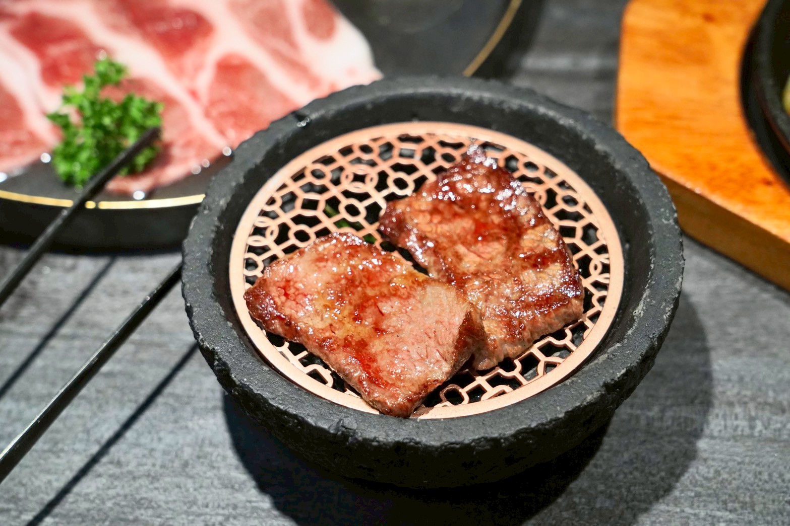 台北無菜單日式燒肉 肉品精緻又好吃！全程專人桌邊代烤 聚餐首選～