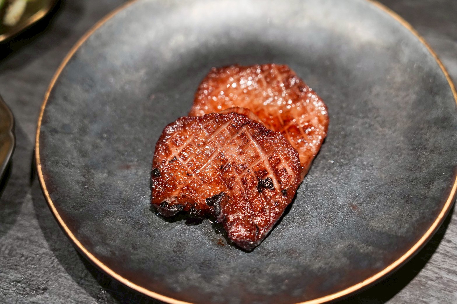 台北無菜單日式燒肉 肉品精緻又好吃！全程專人桌邊代烤 聚餐首選～
