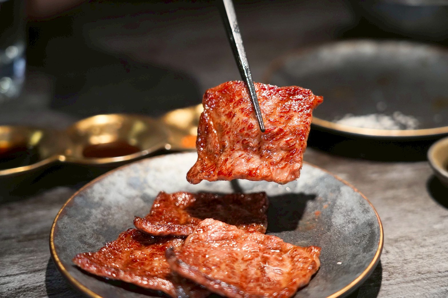 台北無菜單日式燒肉 肉品精緻又好吃！全程專人桌邊代烤 聚餐首選～