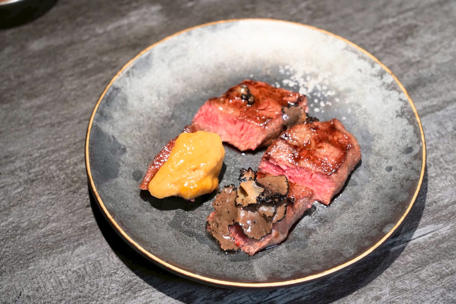 台北無菜單日式燒肉 肉品精緻又好吃！全程專人桌邊代烤 聚餐首選～